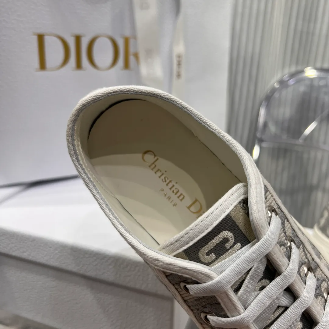 Factory direct sales 240👟👟 Women's shoes, women's clothing, women's shoes, women's clothing (top purchasing quality➕full package) Dior Dior classic casual shoes, small cloth shoes, the latest color embroidery and color-blocking embroidery, super layered. Every detail is one-to-one. The tongue and shoelaces are embellished with the "Christian Dior logo, the soles and Mr. Dior's favorite lucky star Original molded outsole 🌟Original cover and high-end customization! Material: All upper materials are made to order, 3D electric embroidered three-dimensional cloth surface, inner sheepskin cowhide foot pads, one-piece latex foot pads, top T factory direct sales U original outsole Size: 35–42 customized 41 42